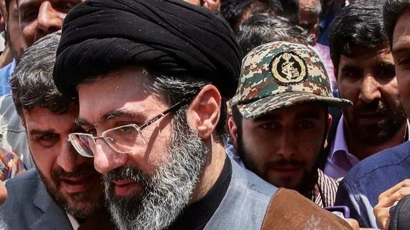 Líder Supremo do Irão promete vingança e Estreito de Ormuz continuará fechado