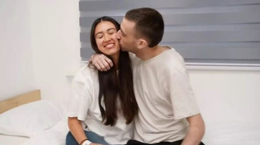 Namorados raptados pelo Hamas reencontram-se dois anos depois em liberdade