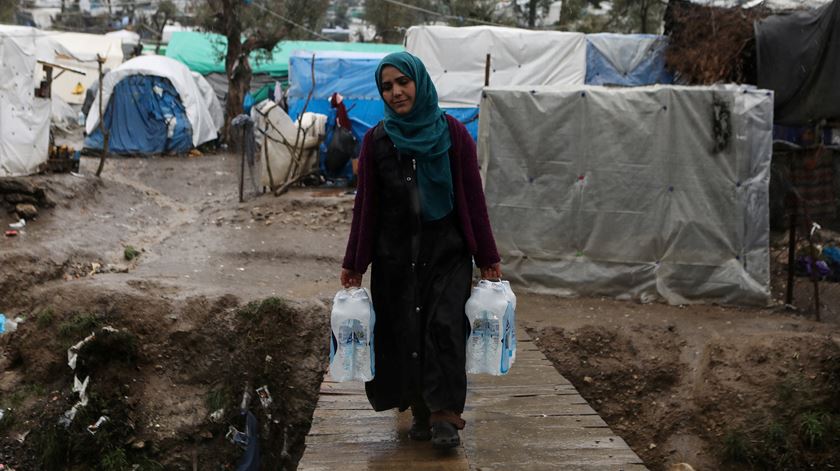 Mulher refugiada no campo de Moria. Foto: Elias Marcou/Reuters