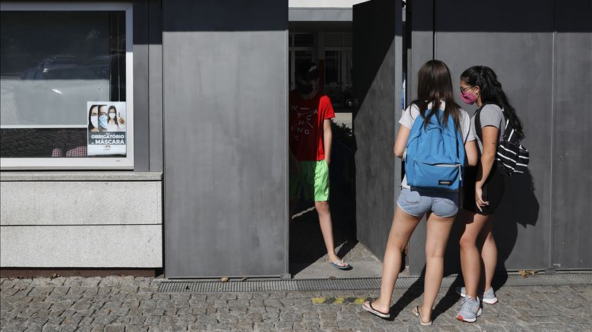 Em janeiro, a escola frequentada pelos dois menores de 12 e 14 anos reportou o seu absentismo, como determina o estatuto do aluno. Foto: José Coelho/Lusa
