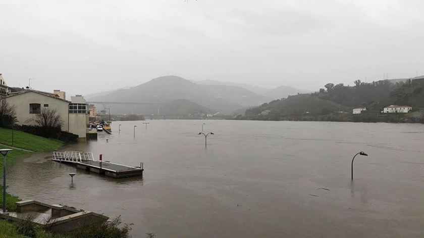 Depressão Elsa fez subir o nível do Douro na Régua, causando cheias e obrigando já ao corte de trânsito em várias artérias. Foto: Twitter @_huguh