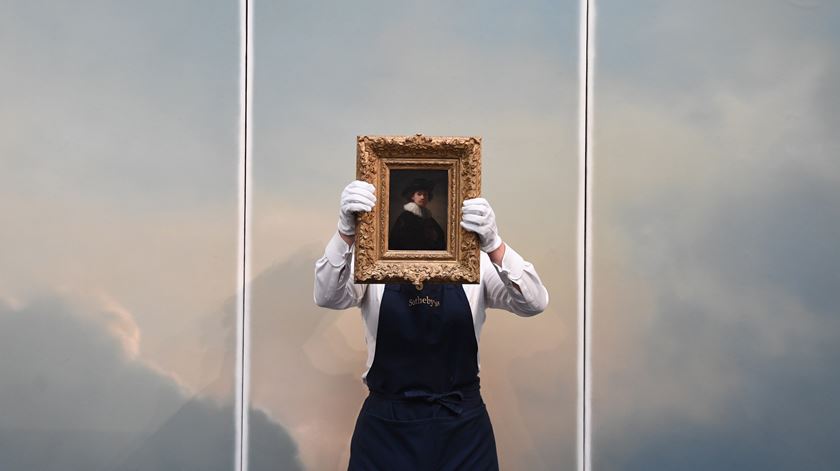 "Autorretrato usando um colar e chapéu preto" apresentado na Sotheby's na véspera do leilão. Foto: Neil Hall/EPA