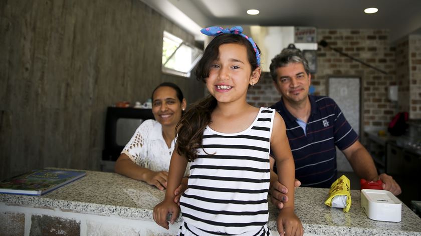 Cândido, Carolina e a pequena Camila compõem os quase cinco mil emigrantes portugueses na Venezuela que regressaram. Foto: João Carlos Malta/RR.