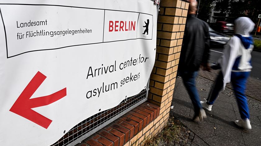 Novos pedidos de asilo na UE recuam para 912 mil em 2024