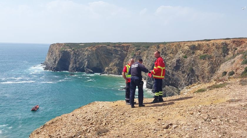 Homem de 30 anos salvo por populares na praia do Tonel