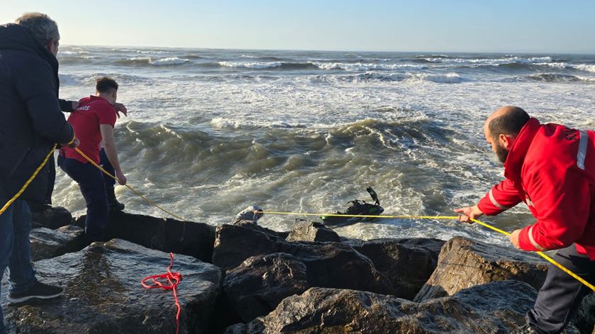 Homem resgatado em Esposende. Mota de água foi arrastada pela corrente