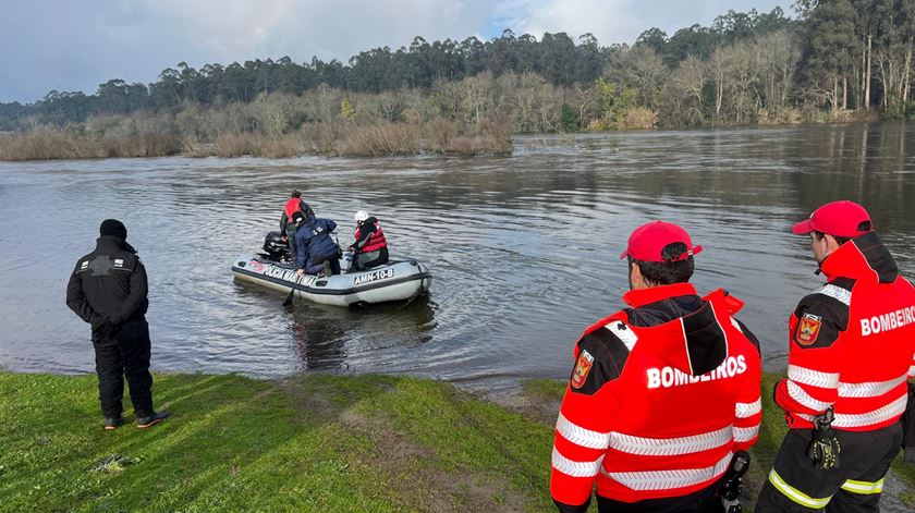 Polícia Marítima salva homem e cão apanhados pela subida do Rio Minho
