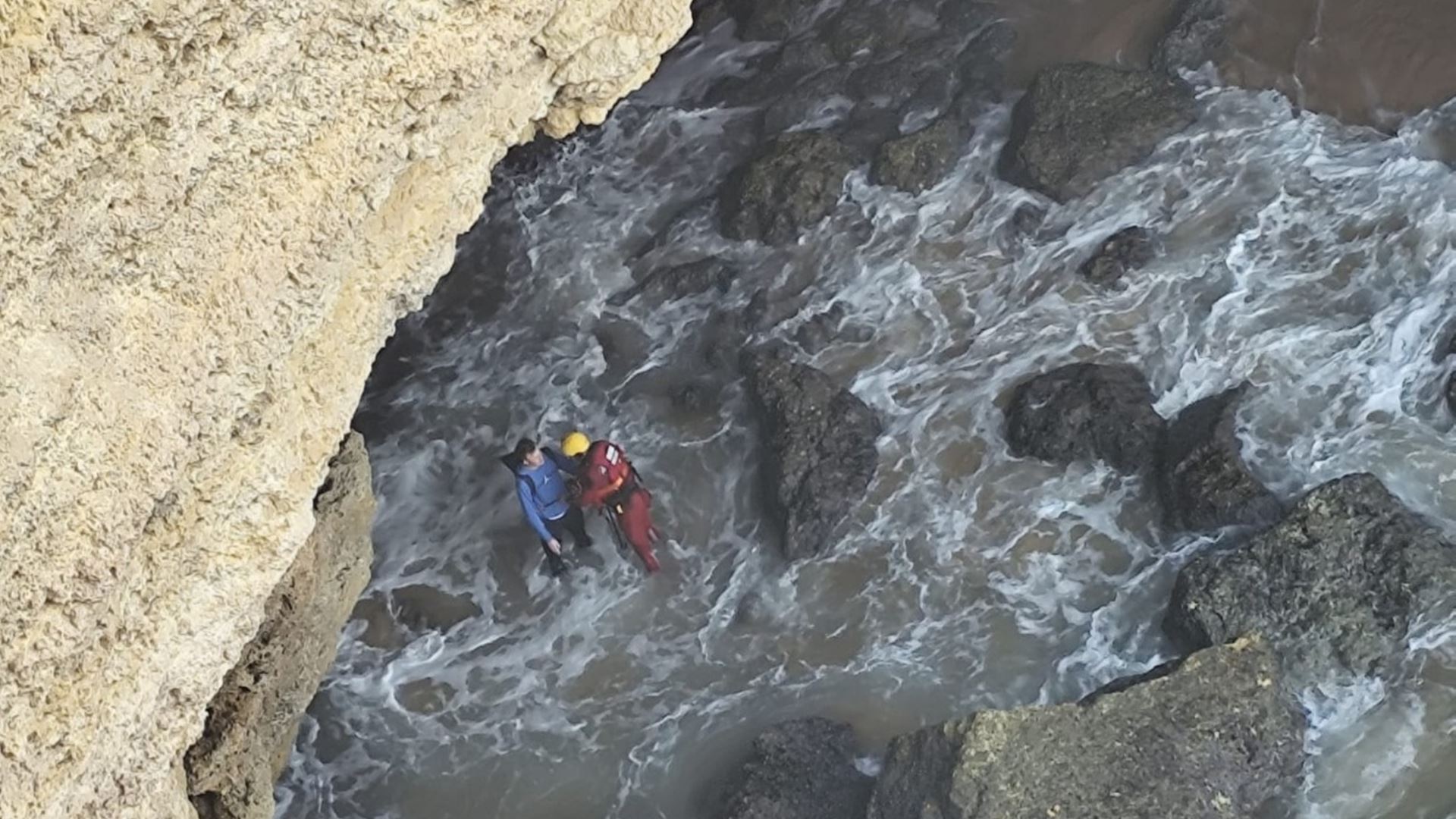 Jovem alemão resgatado após queda de arriba na praia da Marinha, em Portimão
