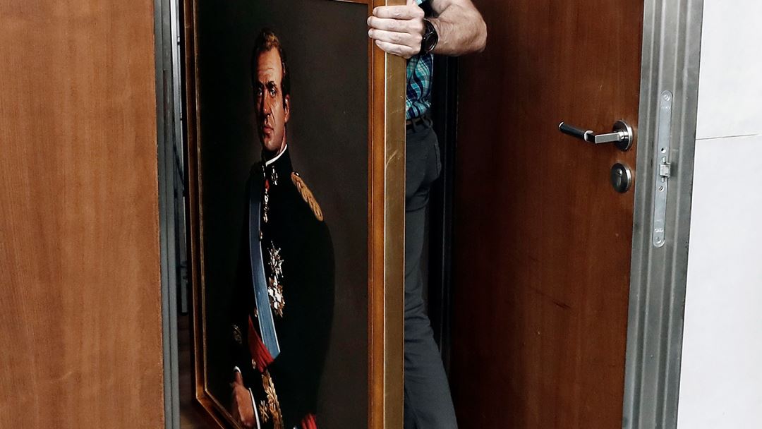 retrato de Juan Carlos Rei emérito de Espanha retirado no parlamento regional de Navarra Foto: Jesus Dieges/EPA