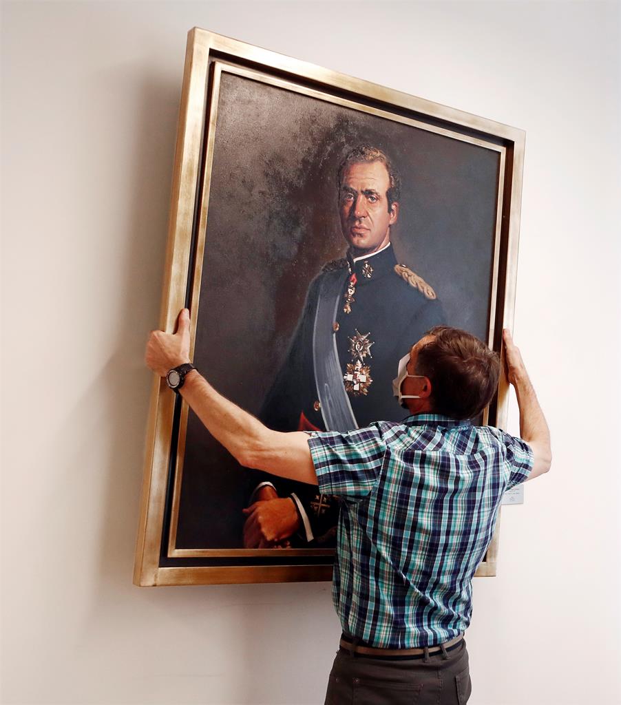 Retrato de Juan Carlos, rei emérito de Espanha, retirado no parlamento regional de Navarra. Foto: Jesus Dieges/EPA