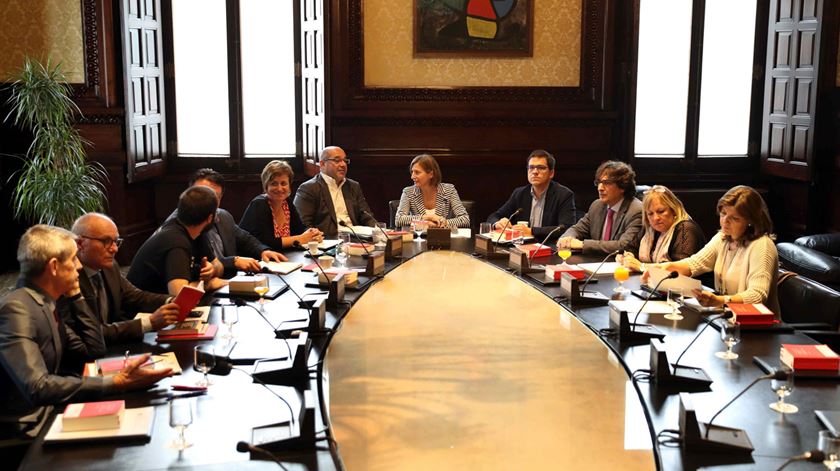 Um grupo do parlamento catalão esteve hoje reunido. Foto: Toni Albir/EPA