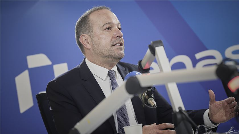 Líder do PS-Açores alerta para "probabilidade muito elevada” de resgate financeiro à região