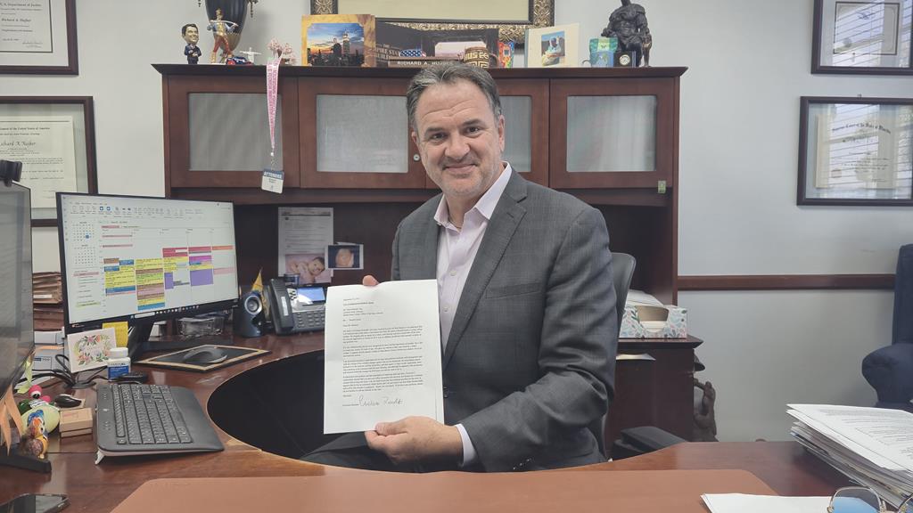 O advogado Richard Hujber mostra a carta que escreveu e que Ronaldo assinou. Foi "útil" para libertar Ronnie das acusações, diz Richard. Foto: André Maia/Renascença O advogado Richard Hujber mostra a carta que escreveu e que Ronaldo assinou. Foi "útil" para libertar Ronnie das acusações, diz Richard. Foto: André Maia/Renascença