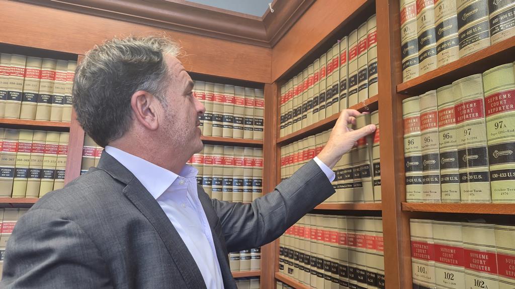 Richard Hujber tem mais de 25 anos de experiência em casos de imigração. Mas o caso de Ronnie marcou-o: passou a adorar futebol. Foto: André Maia/Renascença Richard Hujber tem mais de 25 anos de experiência em casos de imigração. Mas o caso de Ronnie marcou-o: passou a adorar futebol. Foto: André Maia/Renascença