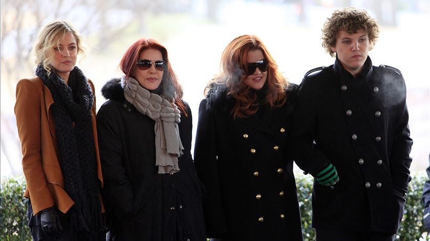 Benjamin Keough com a família. Foto: Lance Murphay/EPA