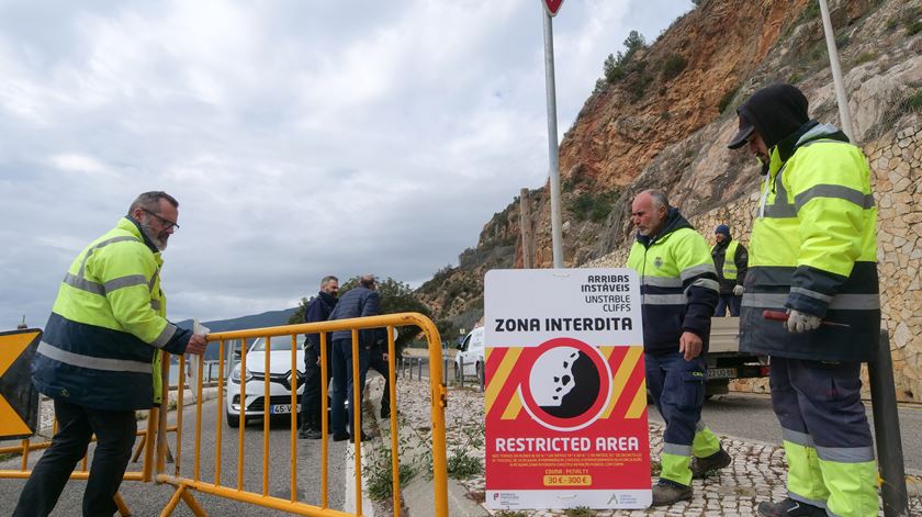 Encerrado troço de estrada da Arrábida devido a risco de derrocada
