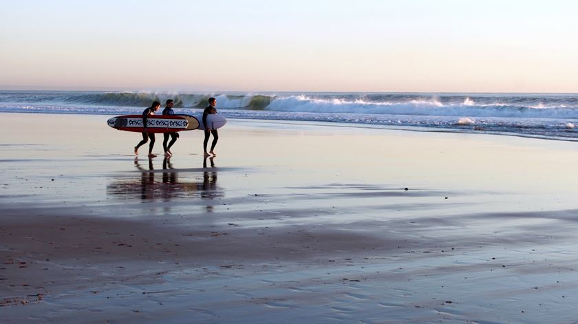 Praia de Carcavelos já está interdita. Foto: Rita Malcok/Unsplash