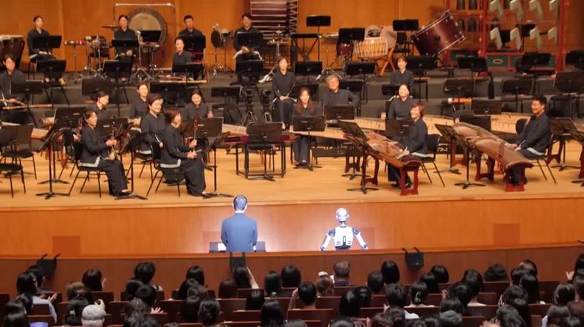 Não, não é um filme de ficção científica. Robô-maestro dirige orquestra