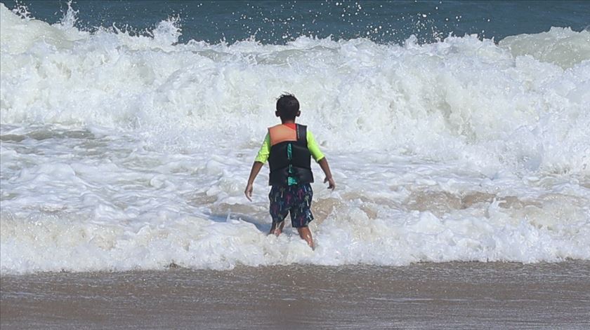 Autoridade Marítima reforça vigilância nas praias com subida das temperaturas