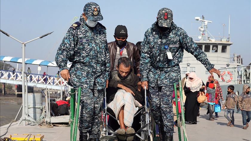 Refugiados rohingya sentem-se presos em ilha no Bangladesh