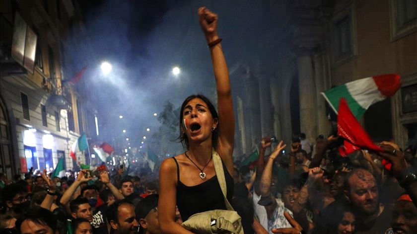 Milhares de italianos saem à rua em celebração. País com 37% de vacinados
