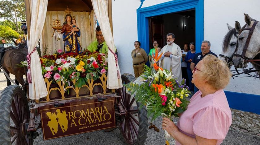 Romaria a cavalo liga Moita a Viana do Alentejo. “É uma festa de famílias”