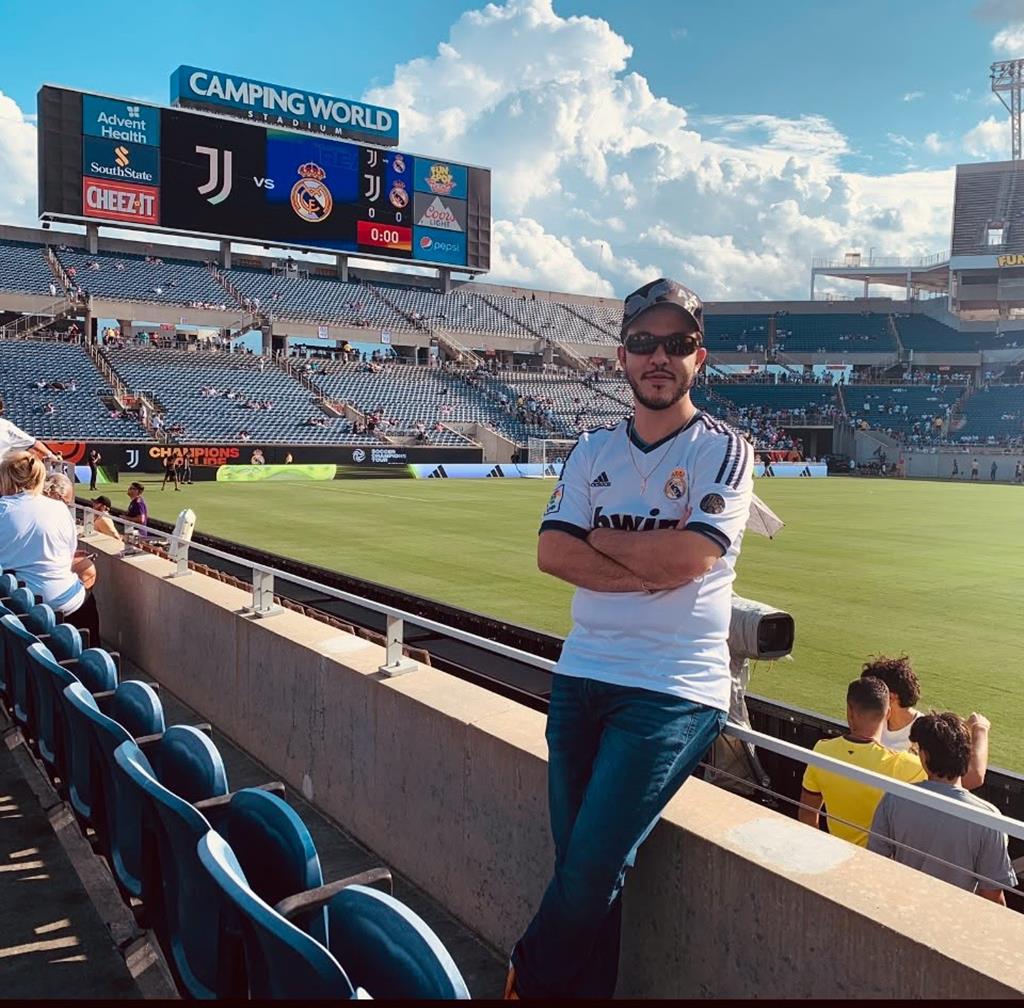 Ronald, a assistir a mais um jogo do Real Madrid (contra a Juventus de Cristiano), com a camisola que usou no dia em que invadiu o relvado em Miami. Foto: Malva Gjoka Ronald, a assistir a mais um jogo do Real Madrid (contra a Juventus de Cristiano), com a camisola que usou no dia em que invadiu o relvado em Miami. Foto: Malva Gjoka