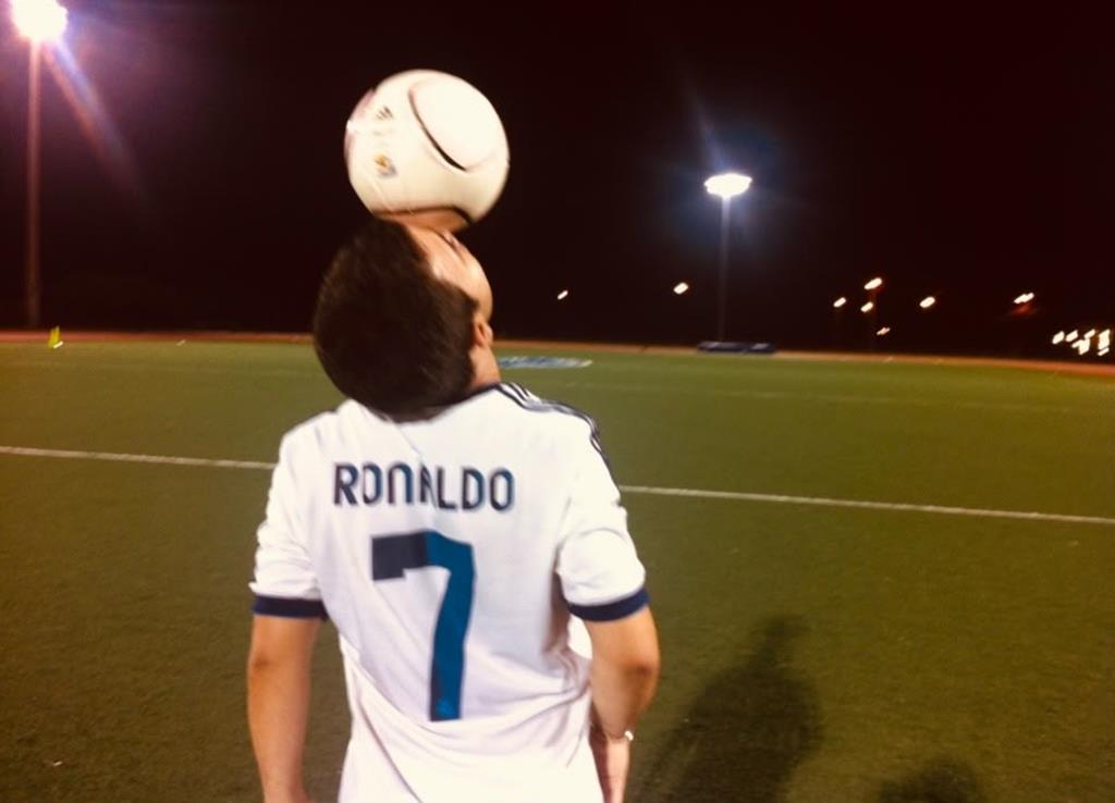 Ronnie, com a camisola que usou quando invadiu o relvado do Hard Rock Stadium, em agosto de 2013. Foto: Malva Gjoka Ronnie, com a camisola que usou quando invadiu o relvado do Hard Rock Stadium, em agosto de 2013. Foto: Malva Gjoka