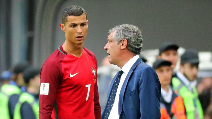 Fernando Santos tem a certeza de que Ronaldo chegará motivado à seleção nacional Foto: EPA