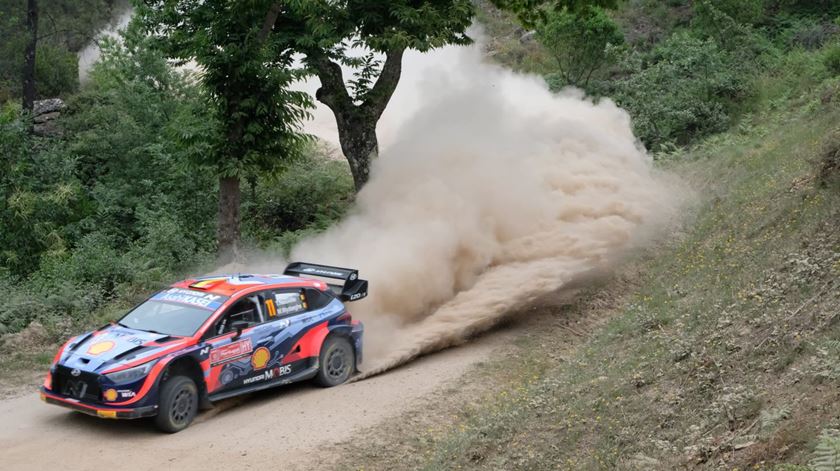 Rali de Portugal em imagens. Carros desafiam gravidade no salto de Fafe