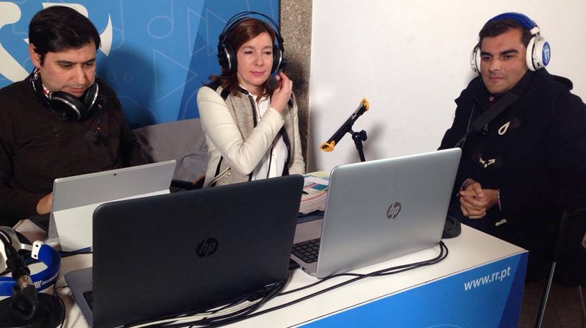 O jornalista Miguel Coelho e a locutora Carla Rocha com Luís Lago. Foto: RR