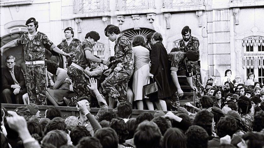 Manifestação de apoio aos trabalhadores que ocuparam a Renascença e contramanifestação a favor do Patriarca de Lisboa, D. António Ribeiro, e da Igreja. Foto: Marques Valentim