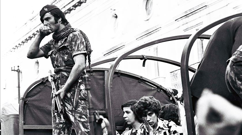 Manifestação de apoio aos trabalhadores que ocuparam a Renascença e contramanifestação a favor do Patriarca de Lisboa, D. António Ribeiro, e da Igreja. Foto: Marques Valentim