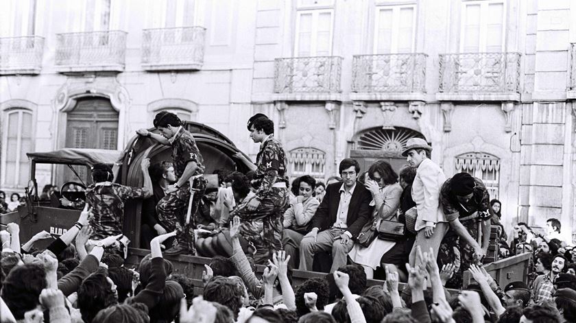 Manifestação de apoio aos trabalhadores que ocuparam a Renascença e contramanifestação a favor do Patriarca de Lisboa, D. António Ribeiro, e da Igreja. Foto: Marques Valentim