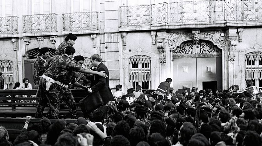 Manifestação de apoio aos trabalhadores que ocuparam a Renascença e contramanifestação a favor do Patriarca de Lisboa, D. António Ribeiro, e da Igreja. Foto: Marques Valentim