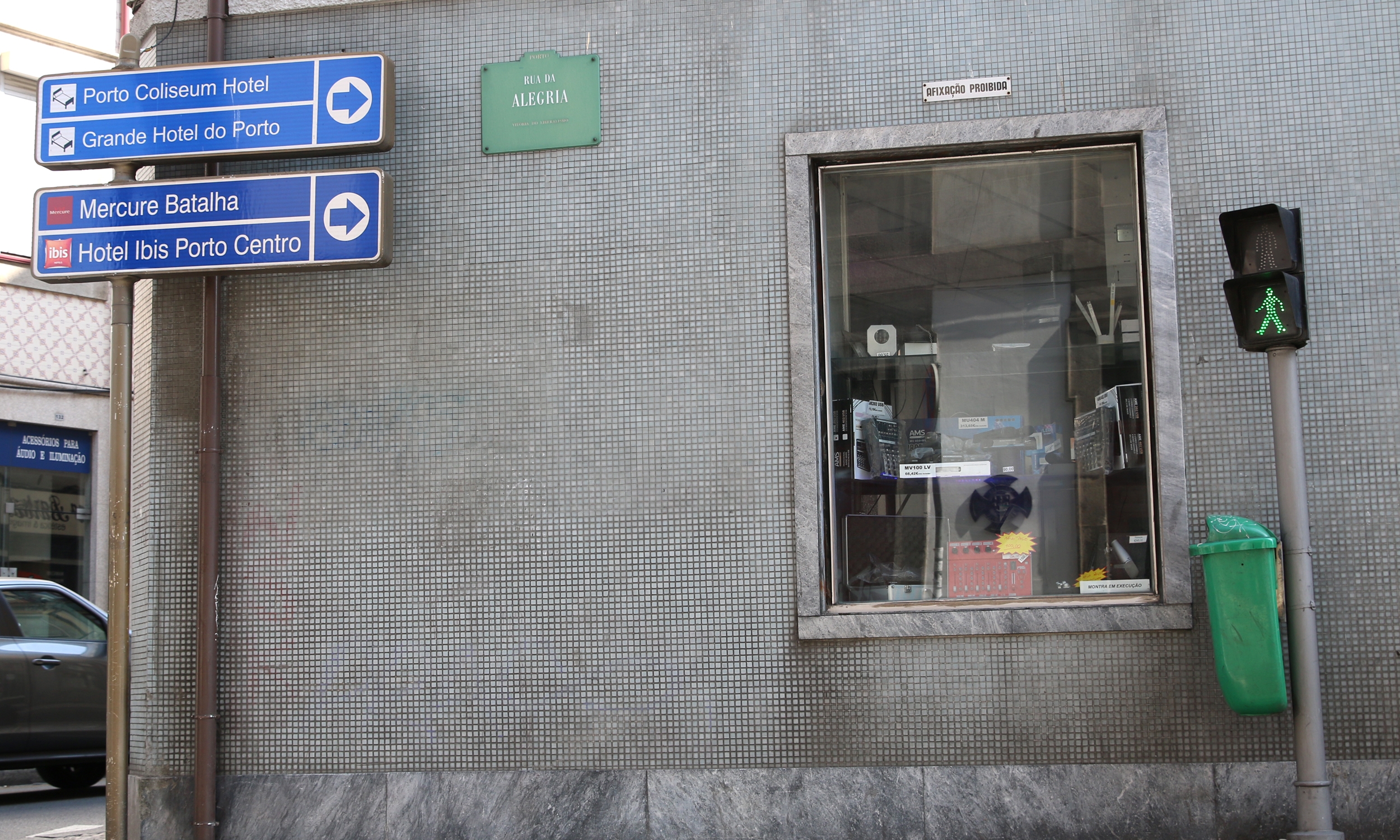 Fotogrfia placas hoteis Rua da Alegria.