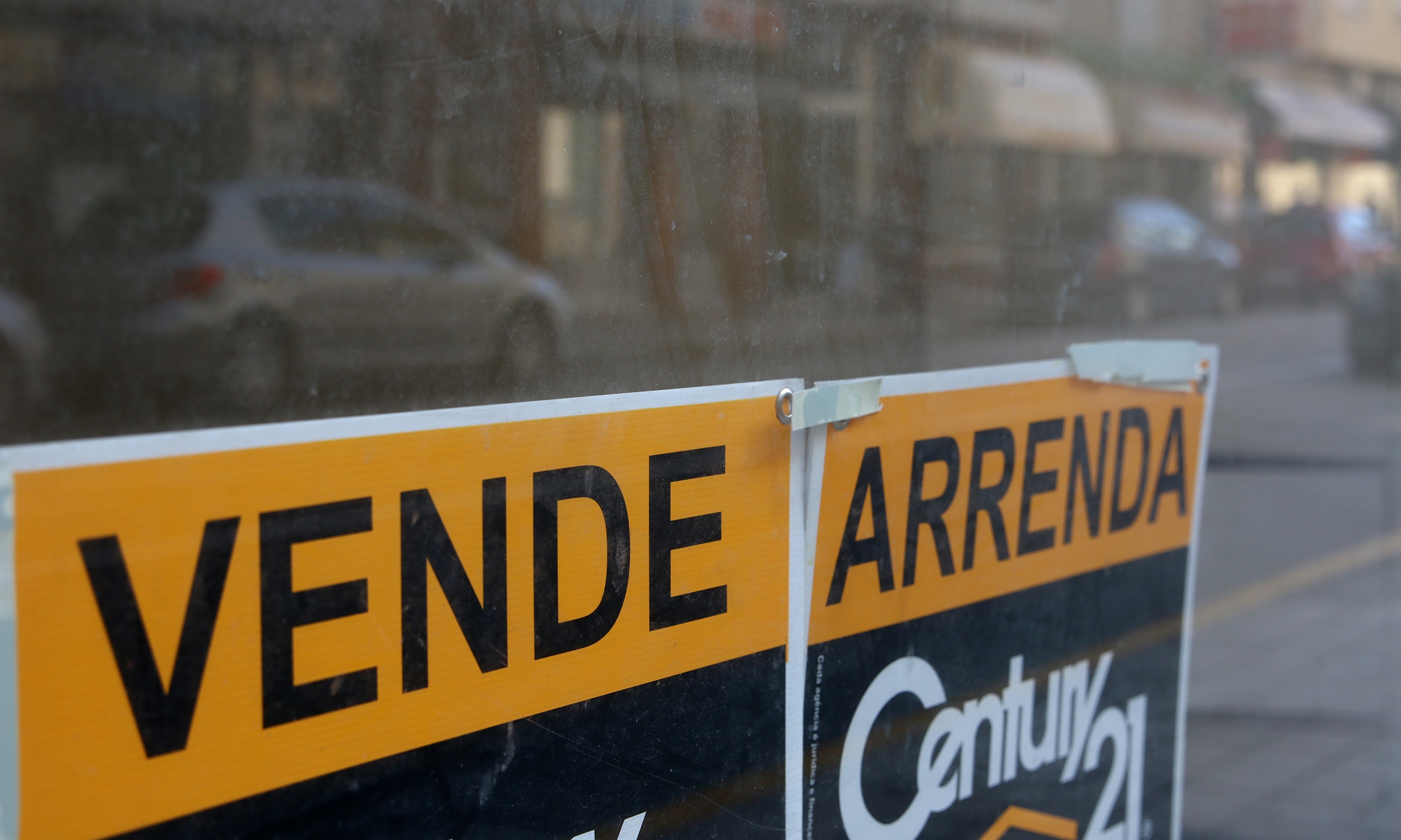 Fotogrfia vende-se e arrenda-se Rua da Alegria.