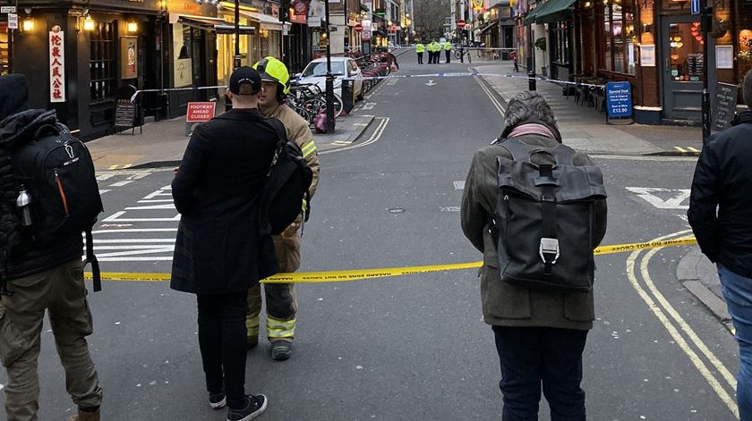 Ruas de Londres encerradas e evacuadas por causa de bomba da II Guerra Mundial encontrada em Soho. Foto: Twitter