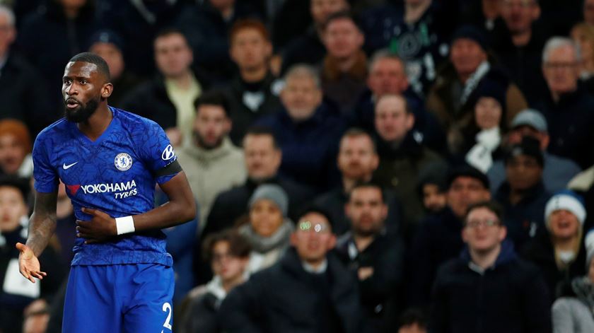 Rudiger durante o jogo em que se queixa de insultos racistas de alguns adeptos do Tottenham. Foto: Reuters