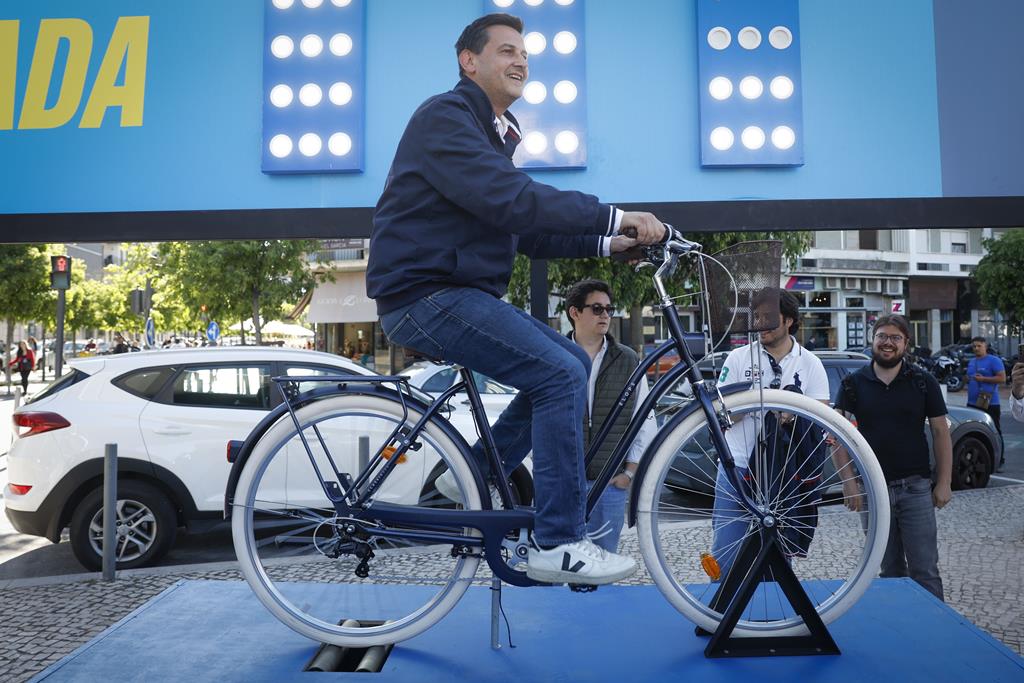 IL pedala para lugar de "liderança de políticas" IL pedala para lugar de "liderança de políticas"