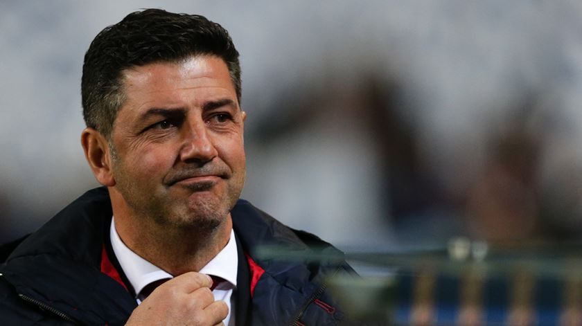 Rui Vitória não veste outra máscara que não o rosto que ostenta. Foto: José Coelho/Lusa
