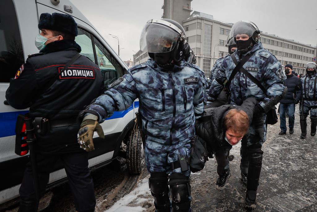Polícia detém mais de 4.000 manifestantes na Rússia