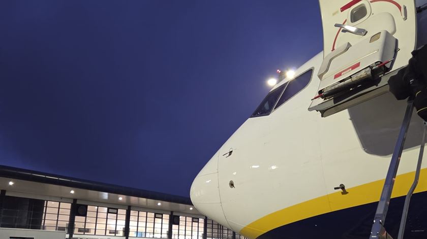 O último voo da Ryanair nos Açores levou tudo a bordo e só deixou incerteza
