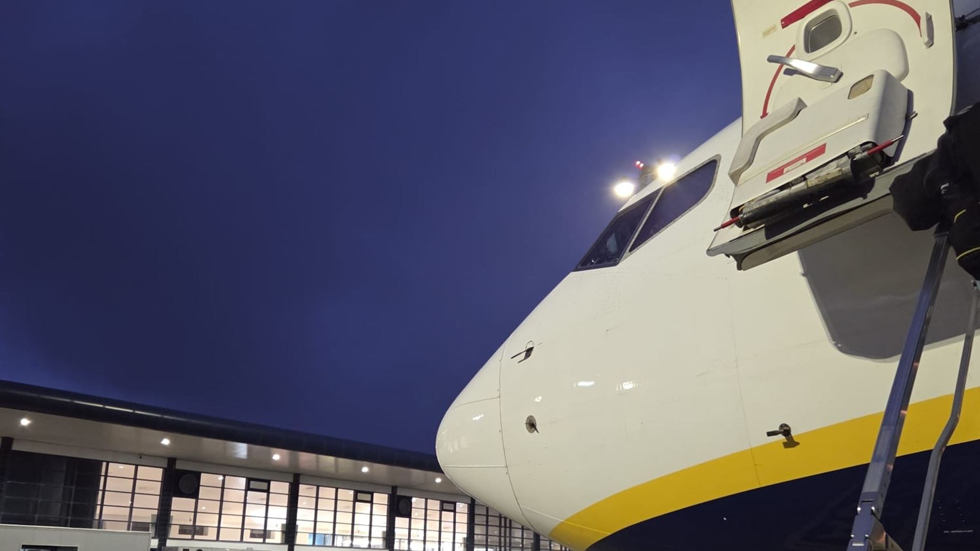 O último voo da Ryanair nos Açores levou tudo a bordo e só deixou incerteza