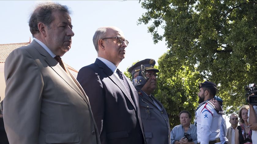 Presidente da câmara de Pedrogão Grande, Valdemar Alves, e o ministro da Defesa Nacional, durante as comemorações do feriado municipal de Pedrogão Grande. Foto: Sérgio Azenha/ Lusa.