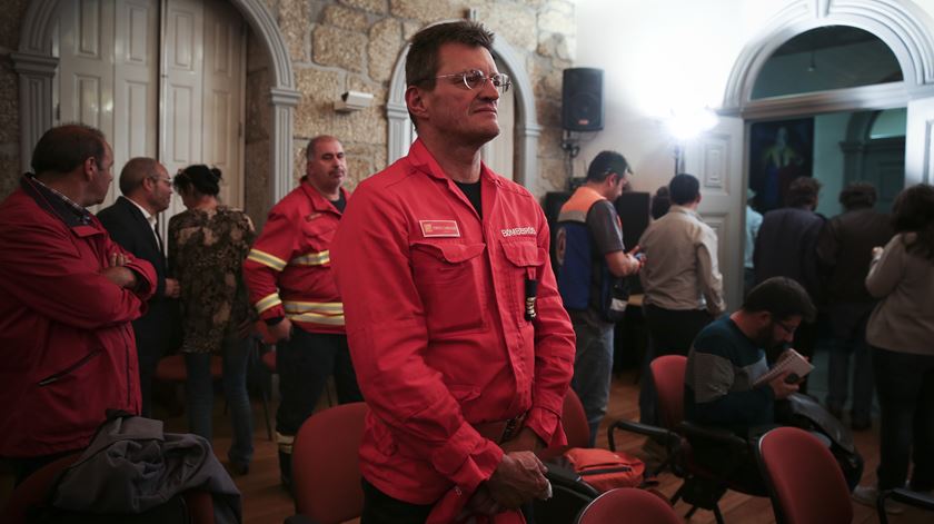 Bombeiros assistem à declaração do Presidente da República em Oliveira do Hospital. Foto: Joana Bourgard/RR