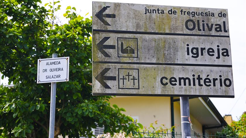 Olival ainda tem rua com nome de Salazar, mas moradores celebram 25 de Abril