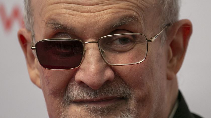 Salman Rushdie publica livro sobre ataque que sofreu em Nova Iorque
