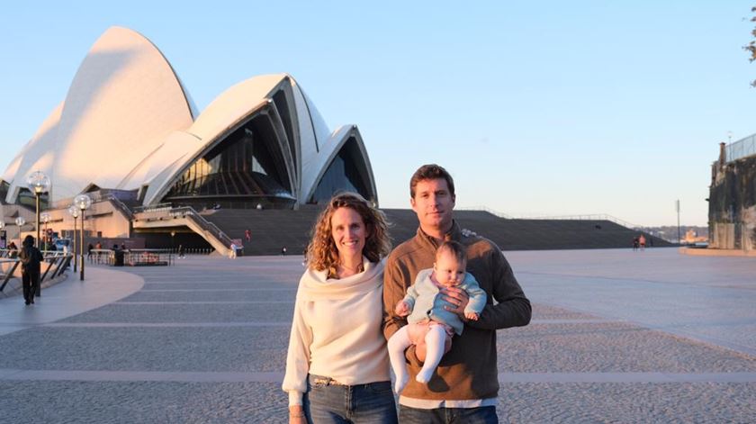 Salvador e Romina Patrício em Sydney, diante da Opera House, num local que normalmente estaria cheio de turistas. Foto: Salvadaor Patrício