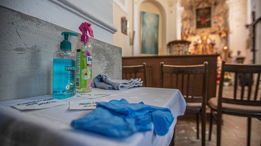 Garrafas de desinfetante em destaque numa igreja vazia em Praga, República Checa. Foto: Martin Divisek/EPA Garrafas de desinfetante em destaque numa igreja vazia em Praga, República Checa. Foto: Martin Divisek/EPA